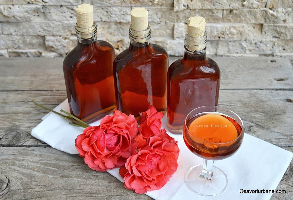 Lichior-de-trandafiri-rețeta-de-trandafirată-din-petale-de-trandafir-savori-urbane.jpg