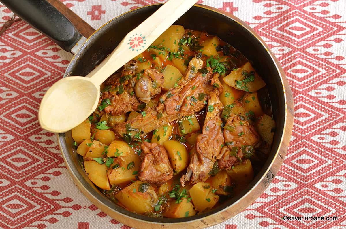 Tocanita-de-miel-sau-de-berbecut-cu-cartofi-sau-mamaliguta-reteta-de-tocana-savori-urbane.jpg